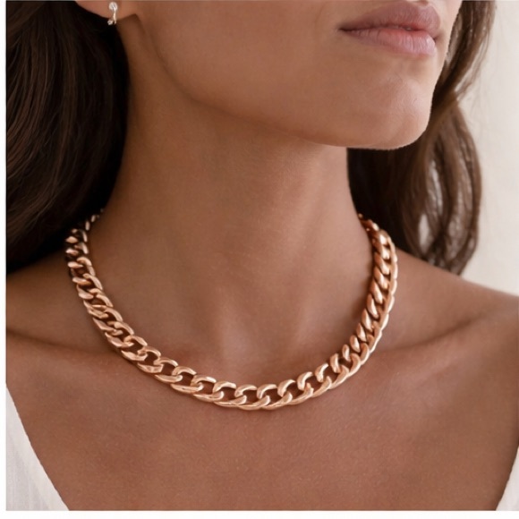 Jewelry - 3/30✨✨Chic Gold-Tone Chain Necklace